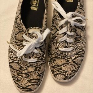 Women’s gently used Keds shoes size 9